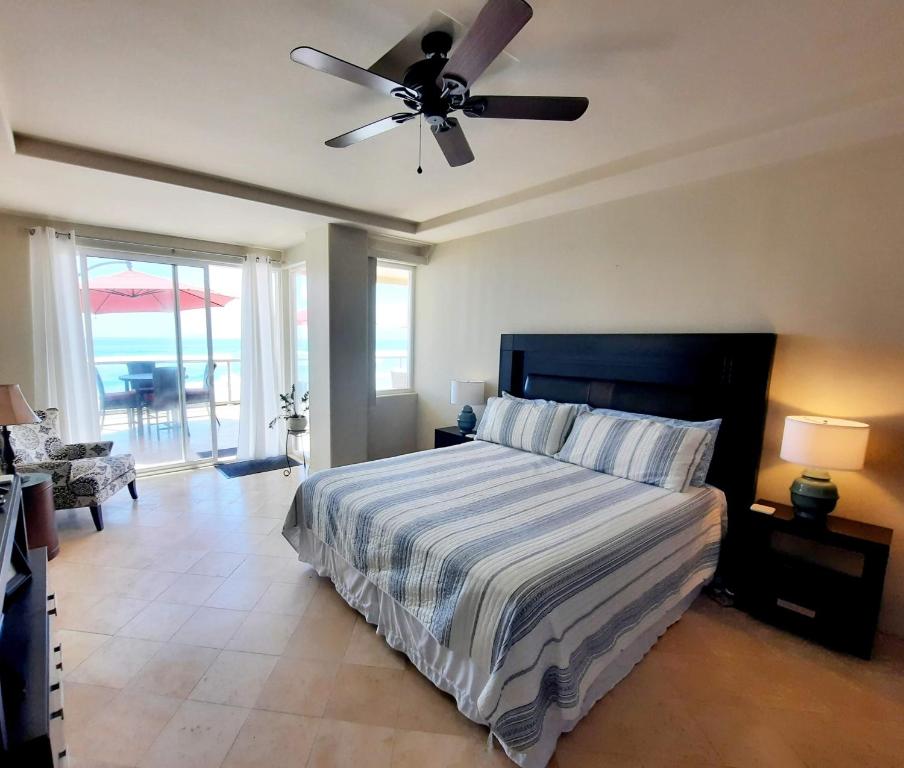 Stunning oceanfront condo on usable Sandy Beach photo 2
