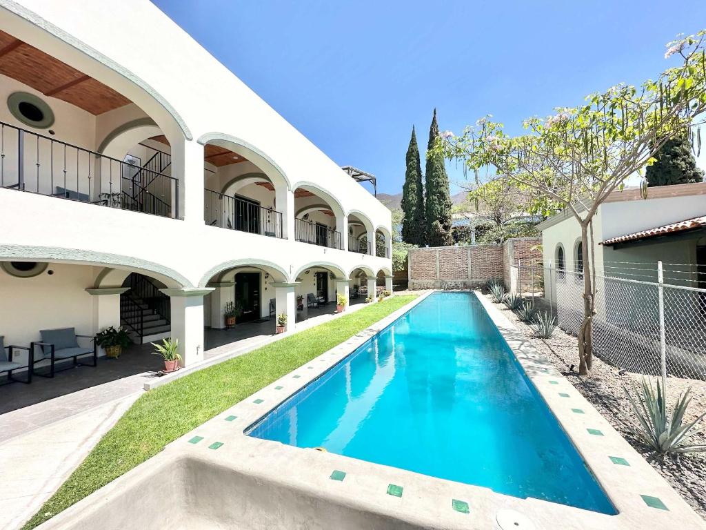 Spacious Studio Suite with Outdoor Pool — photo 1