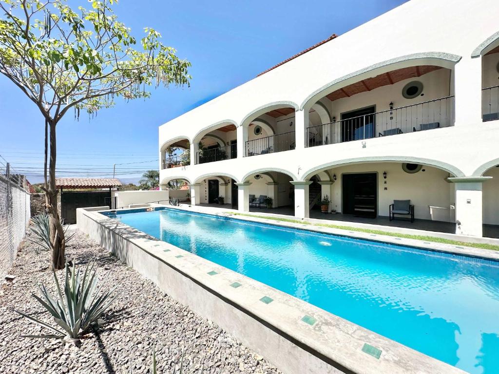 Spacious Studio Suite with Outdoor Pool photo 3