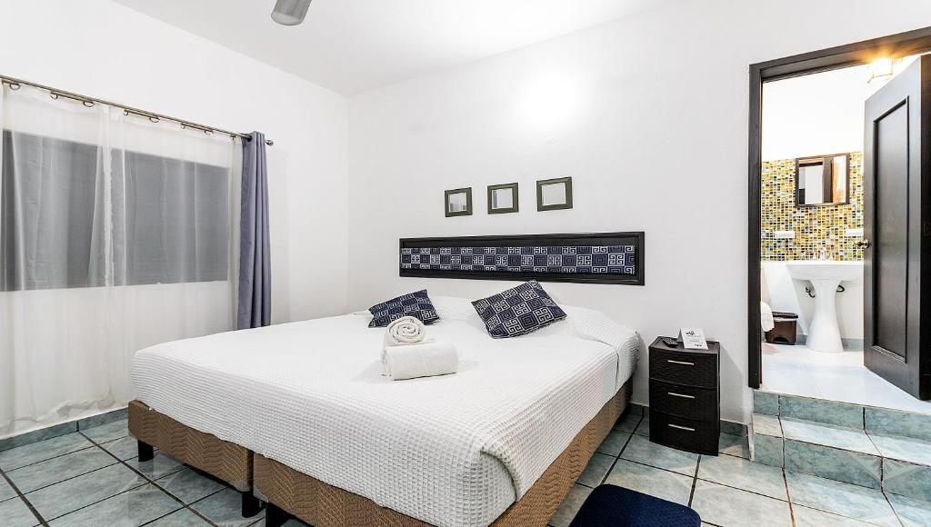 Vacation Rental - Upper Floor Room at Casa Cocoa — photo 1