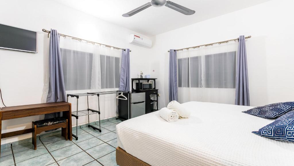 Vacation Rental - Upper Floor Room at Casa Cocoa photo 2