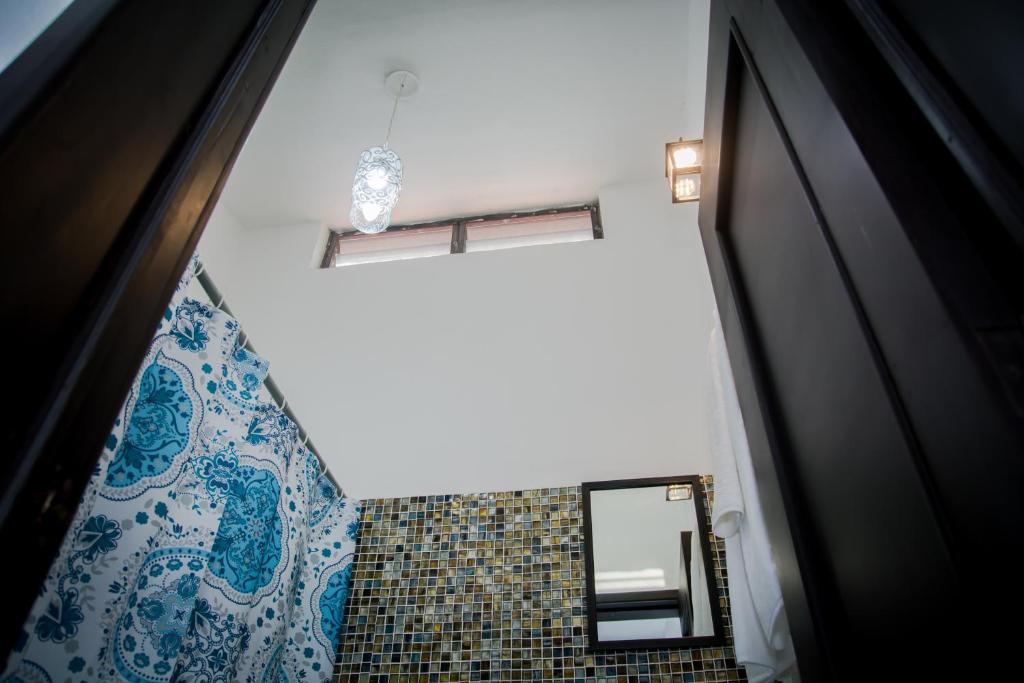 Vacation Rental - Upper Floor Room at Casa Cocoa photo 3