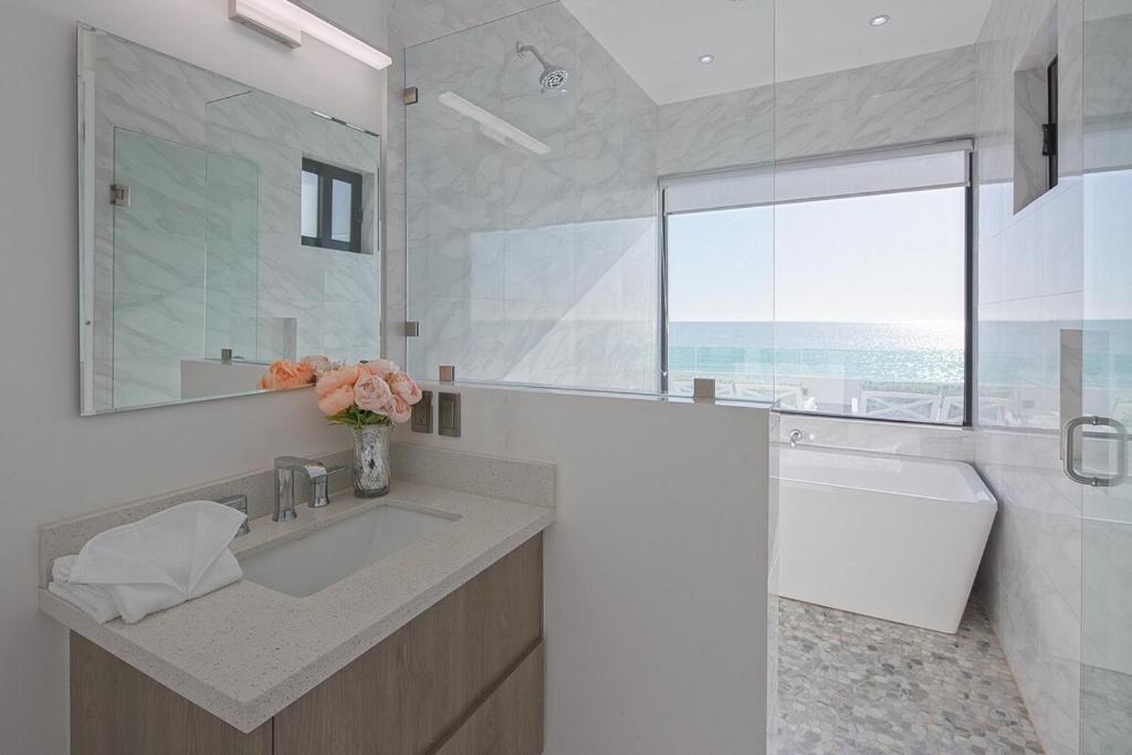 Sunset Beach House Ocean Front Hot Tub & Pool photo 2