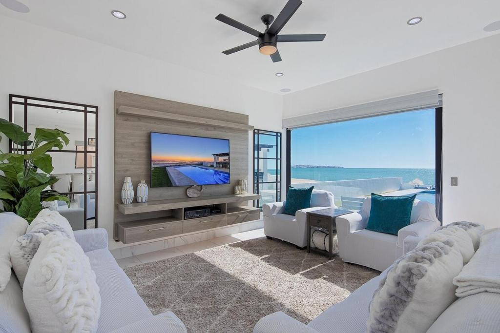 Sunset Beach House Ocean Front Hot Tub & Pool photo 3