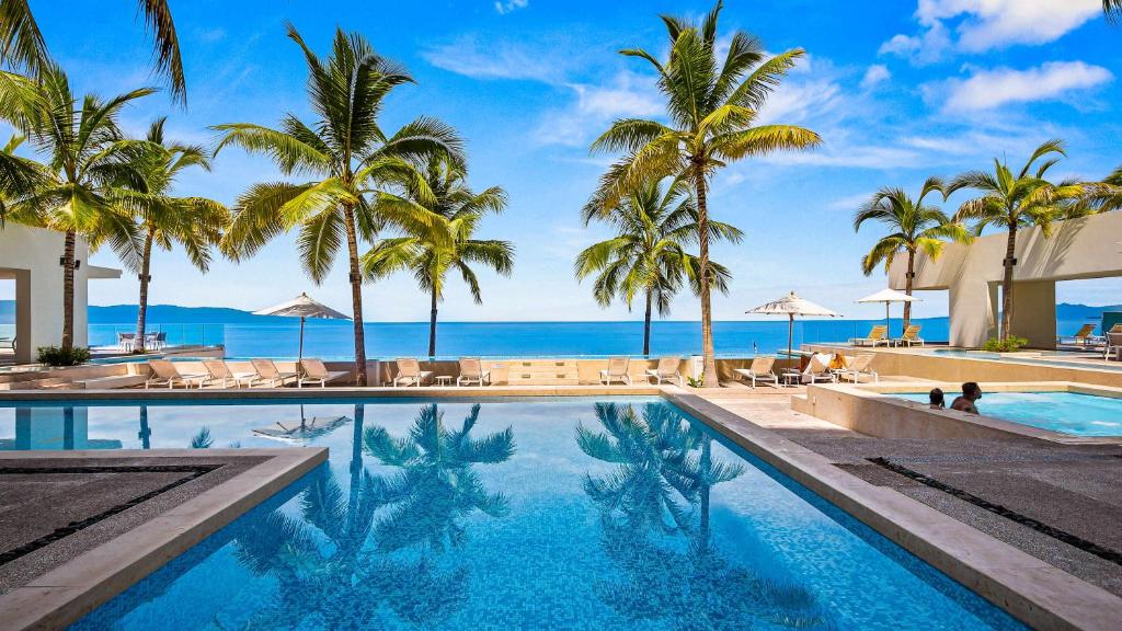 Stunning Beachfront Condo - Sea Views & Pools photo 2