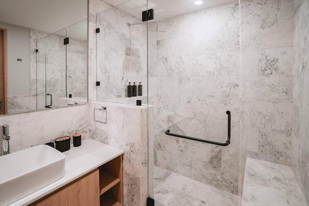 Stunning 3BR with pool photo 3