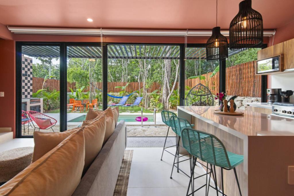 Shes moody TULUM 3 bed penthouse with yard pools rooftop aircon 15 minute drive to the beach — photo 1