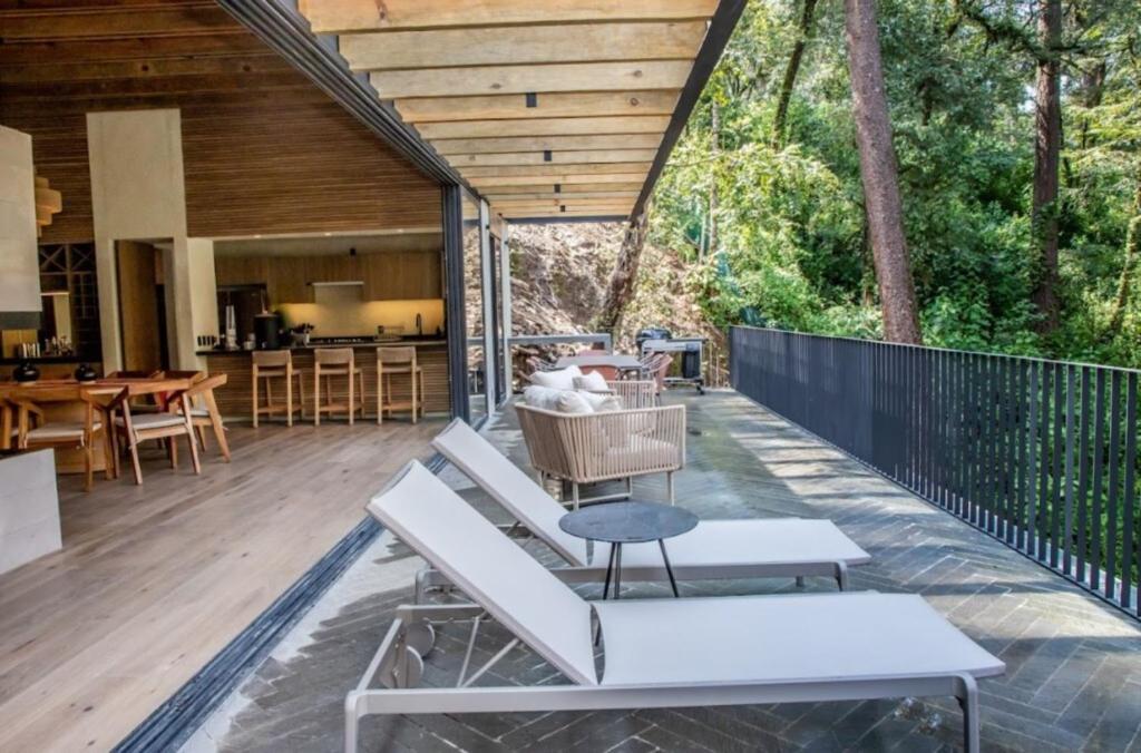 Riverside Haven Elegant House with Serene Forest photo 2