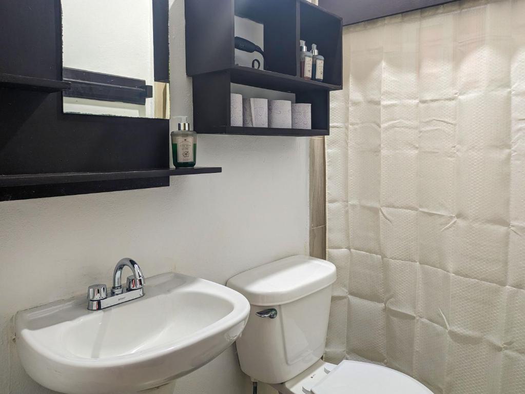 500m to Kid Friendly Beach 2 Spacious Suites Sleep 8 4 Beds Kitchen Fast WiFi AC 5A6A photo 3