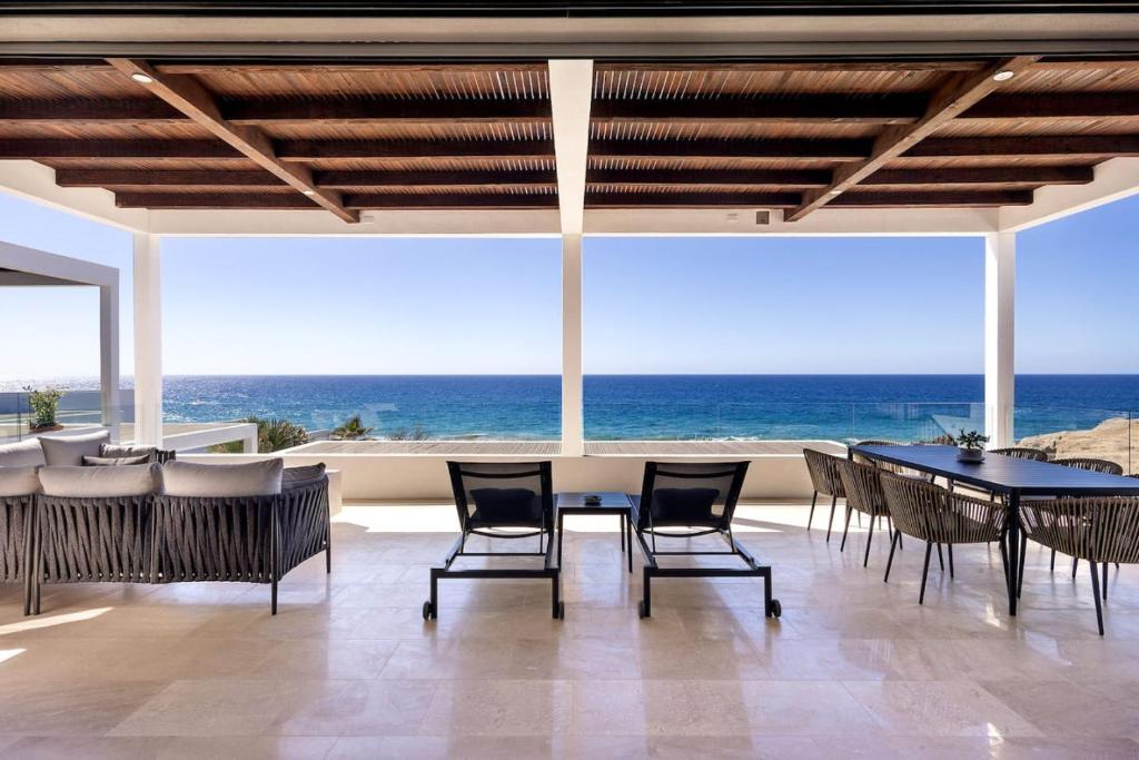 Stylish Oceanfront Condo with Panoramic Views — photo 1