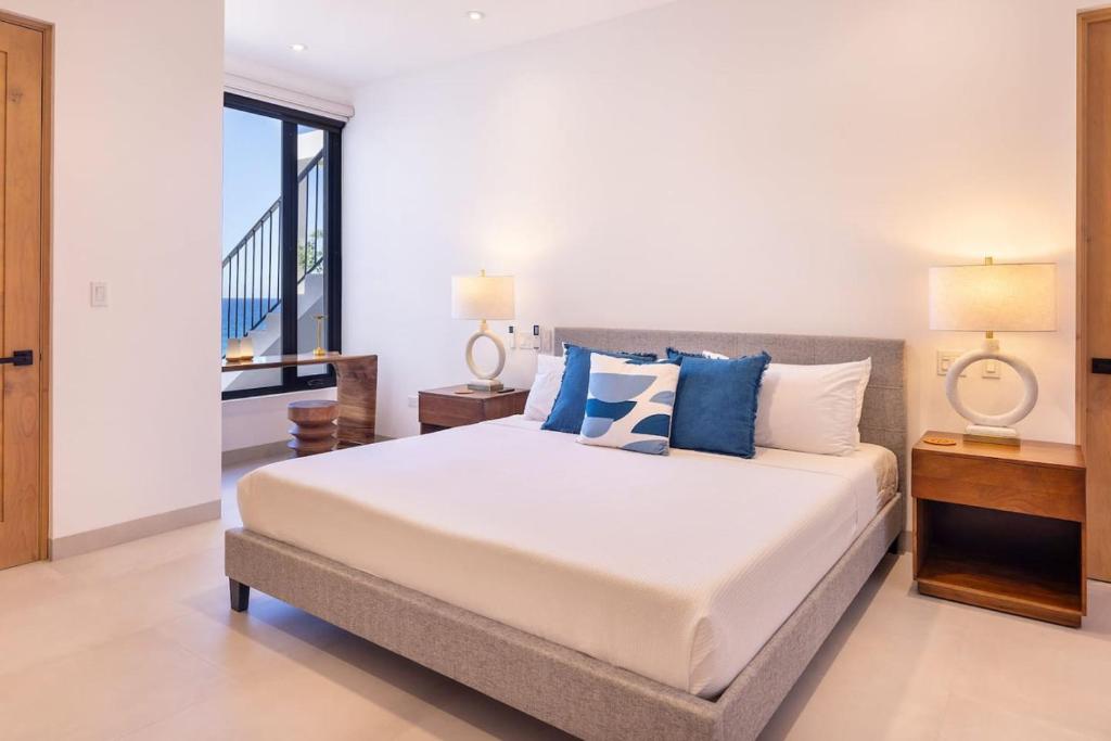 Stylish Oceanfront Condo with Panoramic Views photo 2