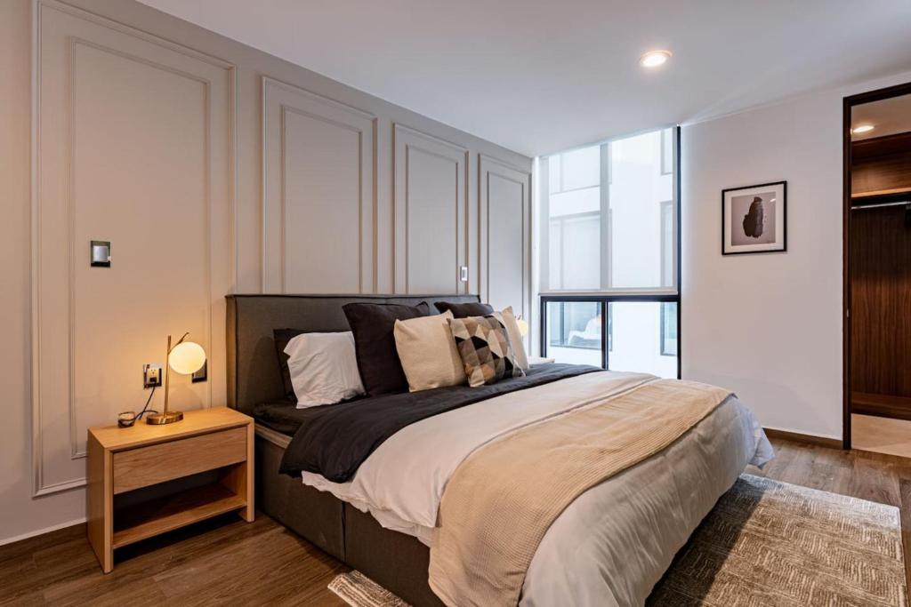 Stylish Urban Retreat with Balcony and Coworking Space photo 2