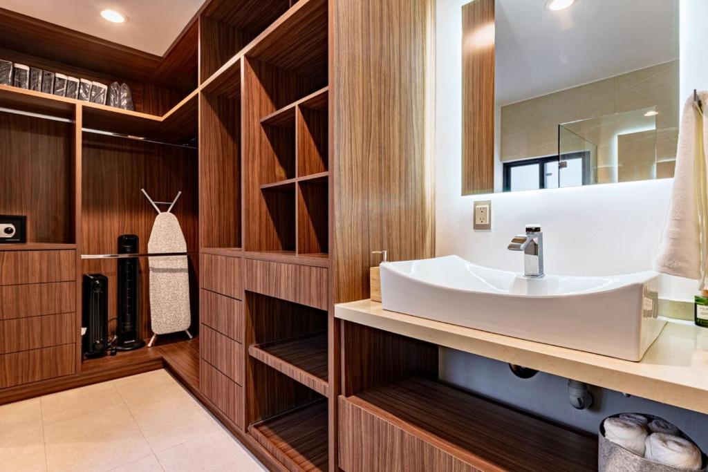 Stylish Urban Retreat with Balcony and Coworking Space photo 3