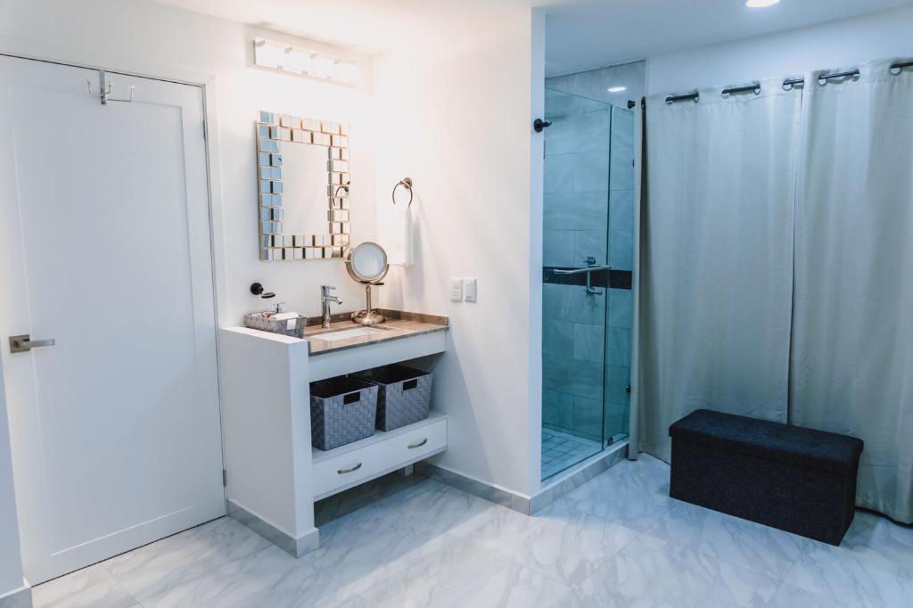 SilverWhite Condo photo 3