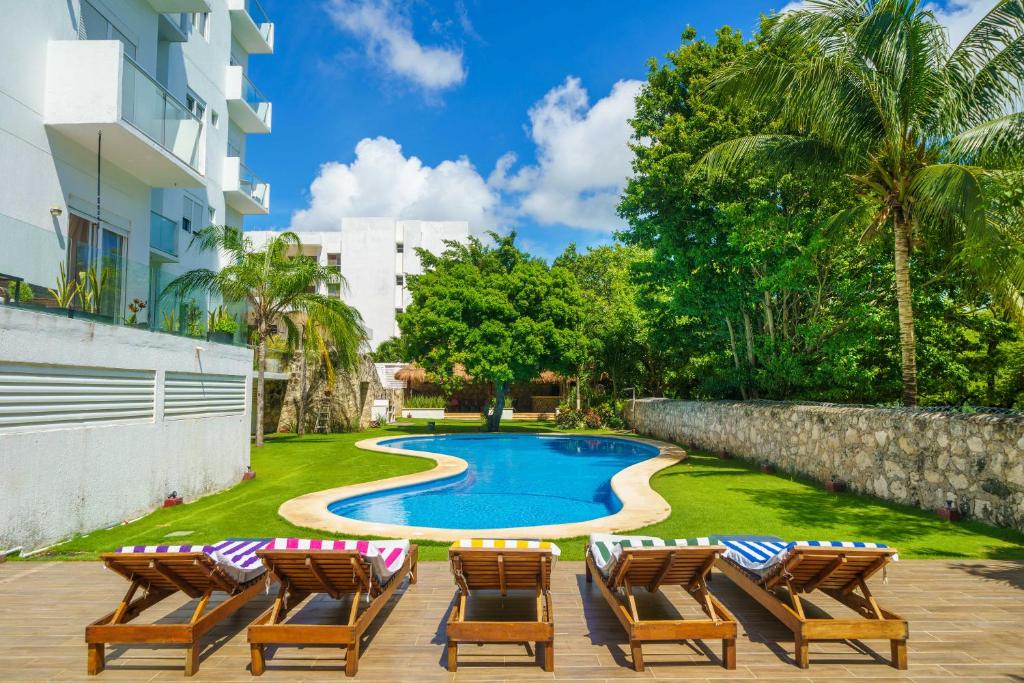 Stylish Three-Bedroom Condo w/Pool photo 3