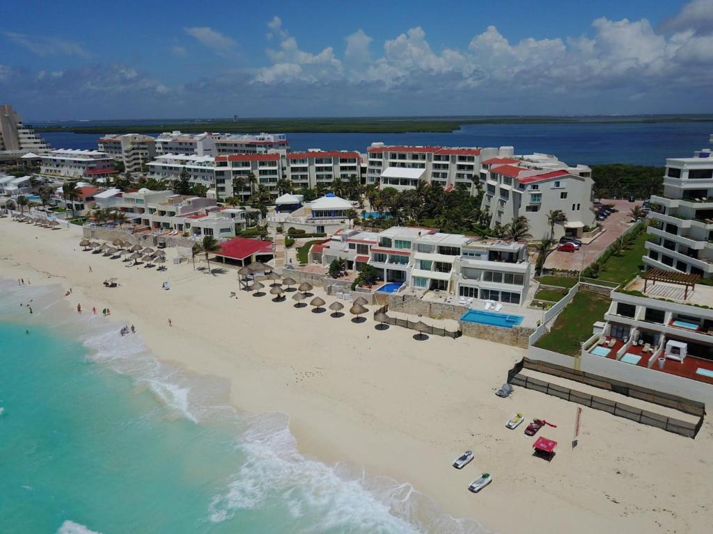 Solymar Beach Condos — photo 1