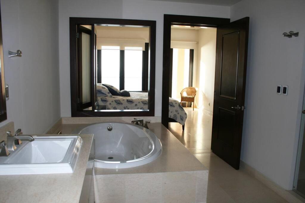 Three Bedroom Oceanview-VISTAMAR in Puerta Cortés Residences photo 3