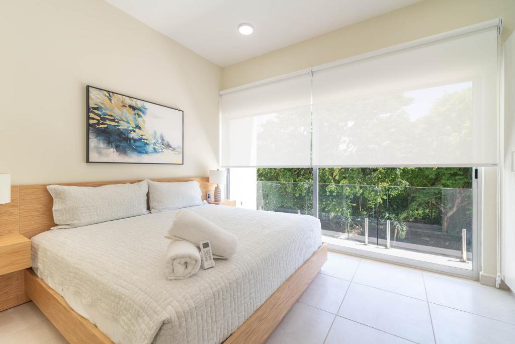 2 BD Suite with Balcony photo 2