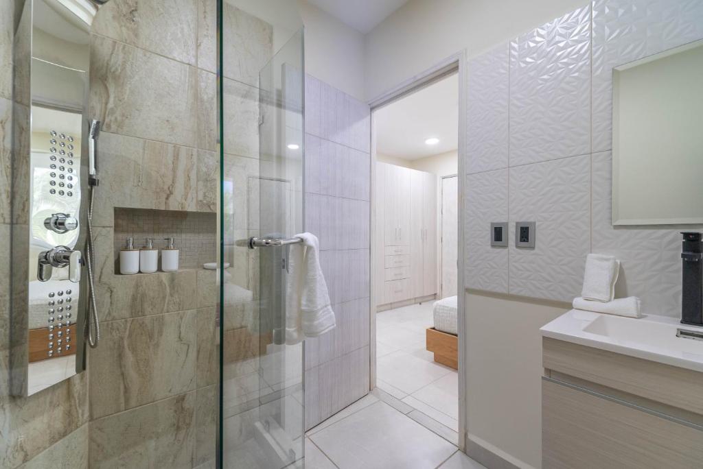 2 BD Suite with Balcony photo 3