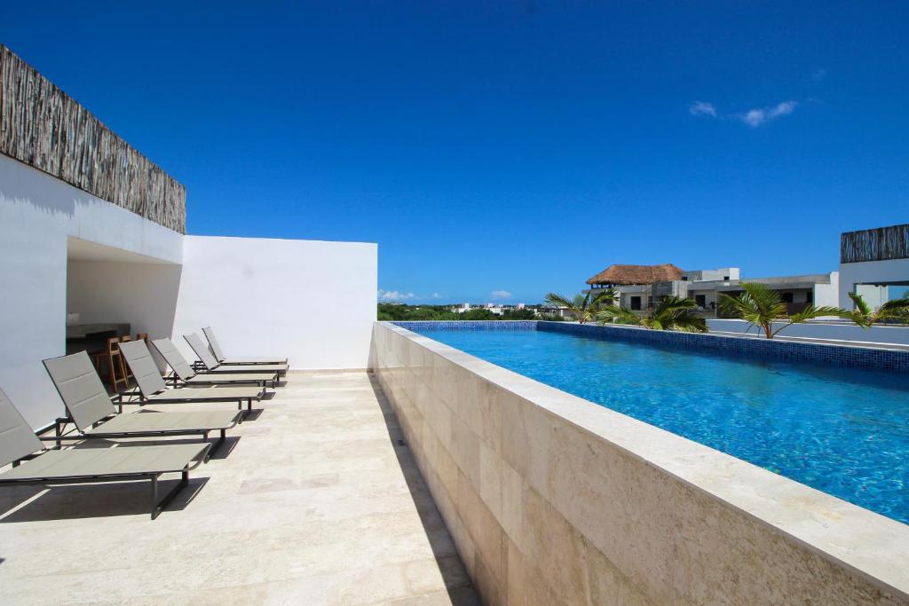 Best Condo with Rooftop Pool photo 2