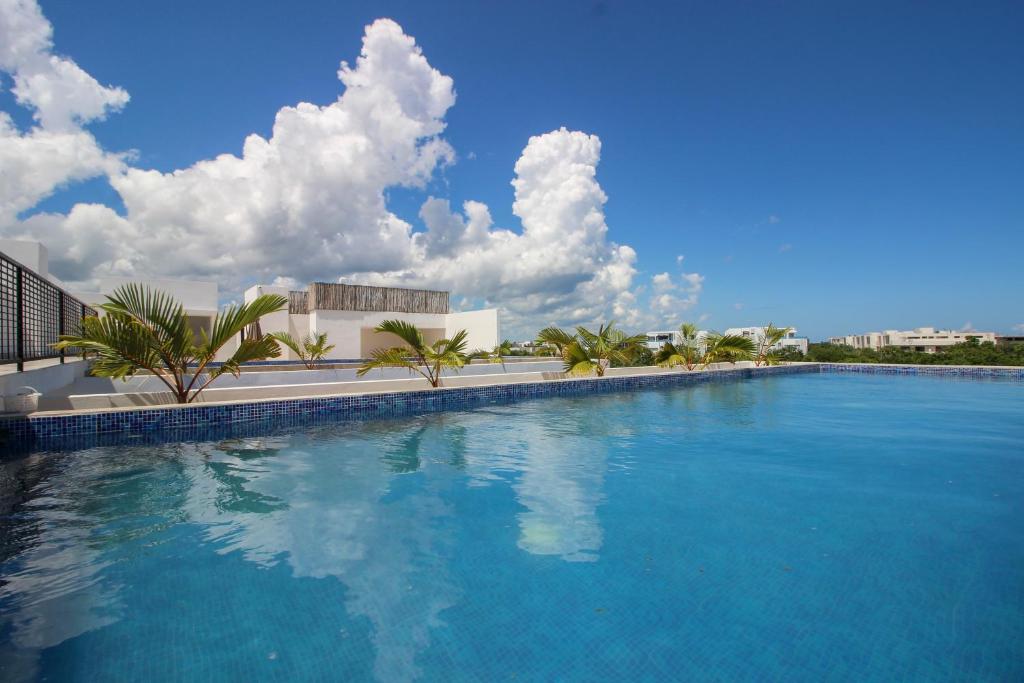 Best Condo with Rooftop Pool photo 3