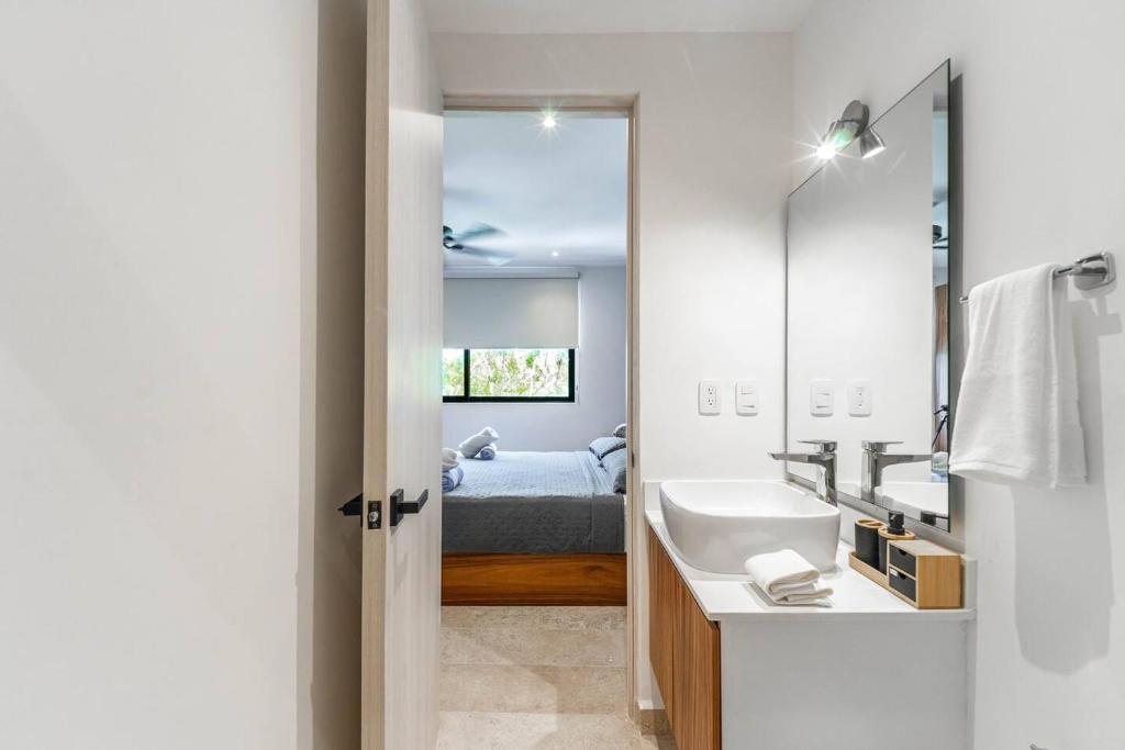 2 BD Suite with Private Balcony photo 3