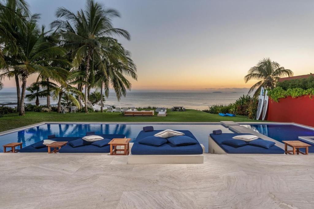 Stunning 5Bd Beachfront Villa Fully Staffed w Golf — photo 1