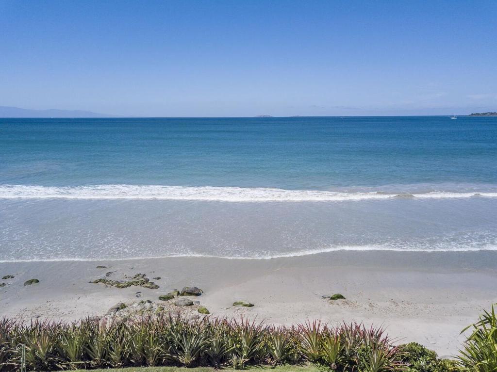Stunning 5Bd Beachfront Villa Fully Staffed w Golf photo 2