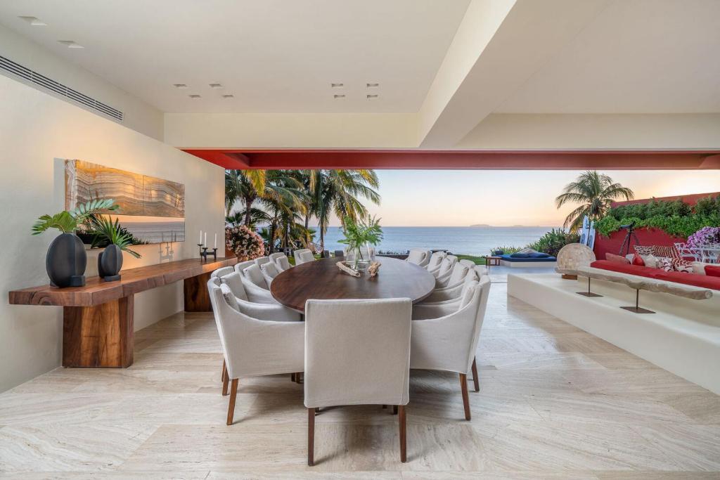 Stunning 5Bd Beachfront Villa Fully Staffed w Golf photo 3