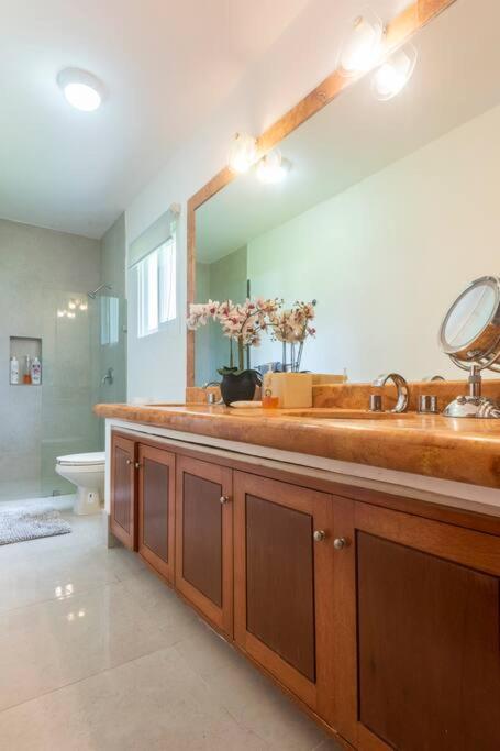 Stunning condo in excellent location photo 3