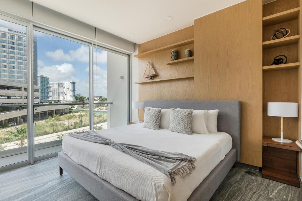 Luxury Condo of 4 Bedrooms photo 2