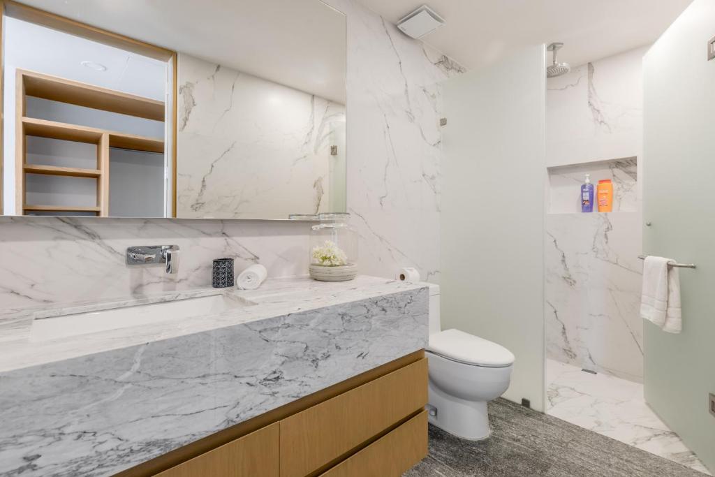 Luxury Condo of 4 Bedrooms photo 3