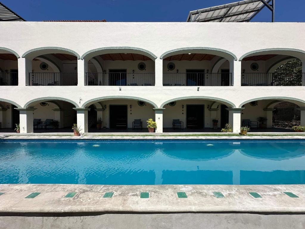 Tranquil Studio Suite with Outdoor Pool — photo 1