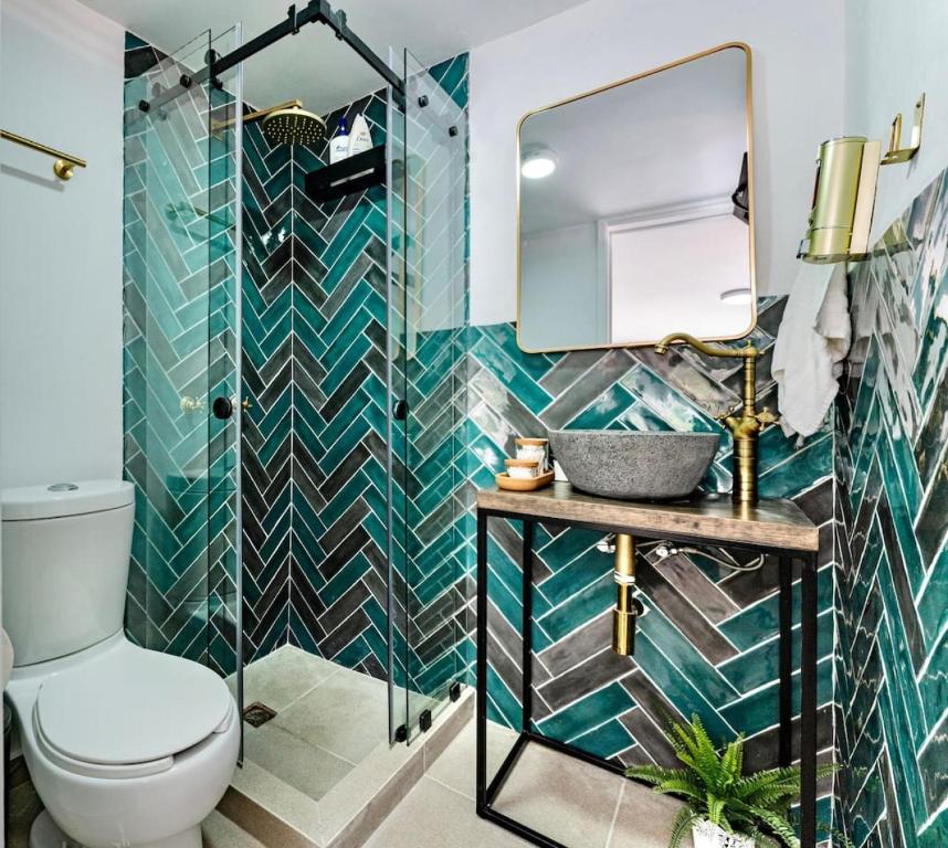 Large Group-Friendly Home with Stunning Rooftop photo 3