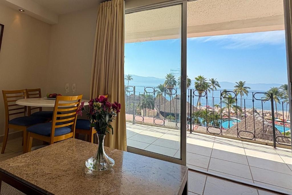 Ocean view and direct access to the beach! — photo 1
