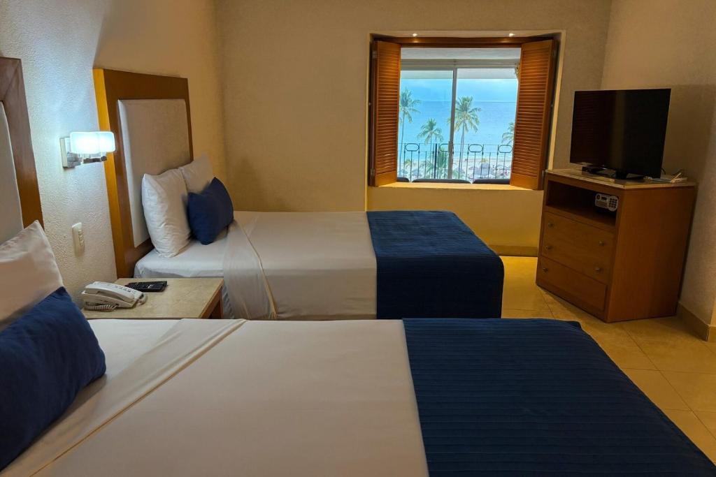 Ocean view and direct access to the beach! photo 2