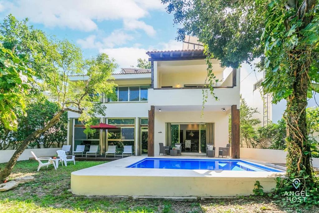Villa with Private Pool & Large Garden in Playacar photo 2