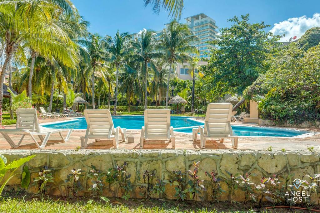 Private Villa Complex with Pool in Zona Hotelera — photo 1