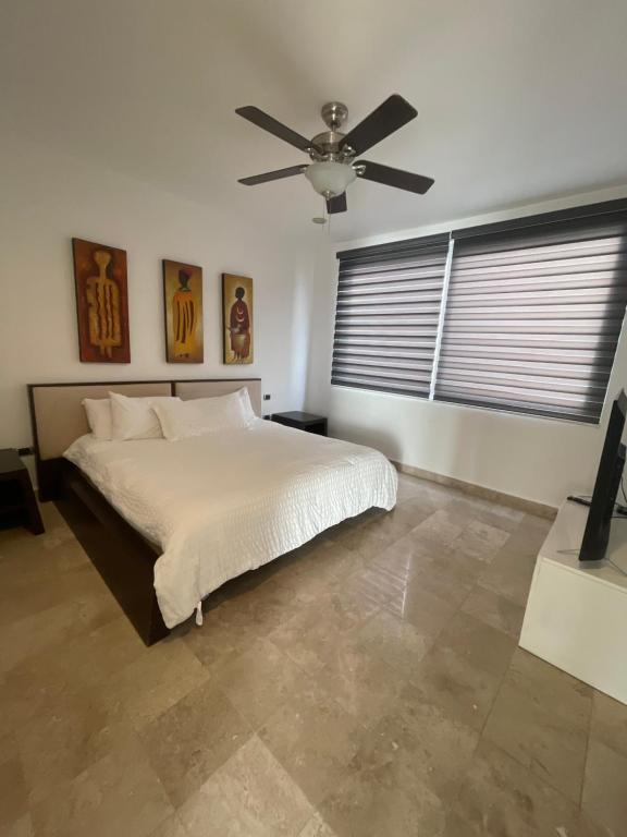 Spacious apartment 1 block from the beach photo 2