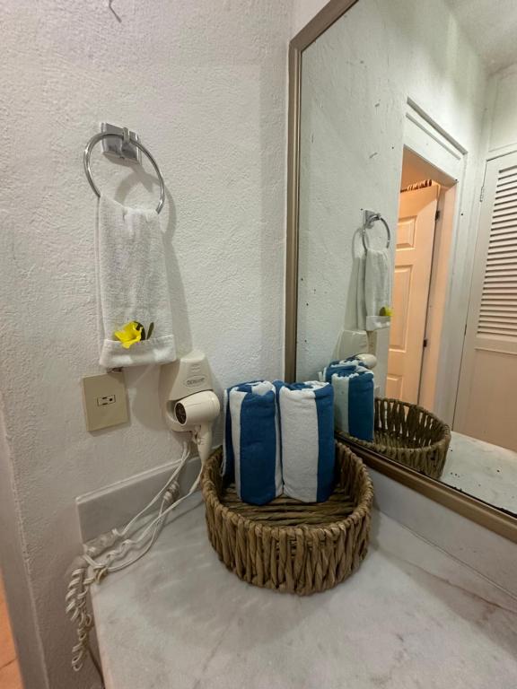HAB PTa B ÁREA DE VILLAS DENTRO DEL HOTEL Junto al Krystal EN IXTAPA WIFI 2A 1M Con playa photo 3
