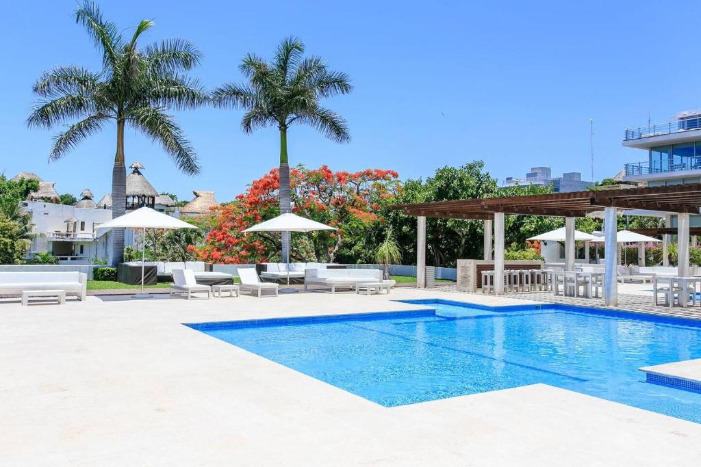 Spacious Magia Condo Steps to the beach & 5th Ave photo 2