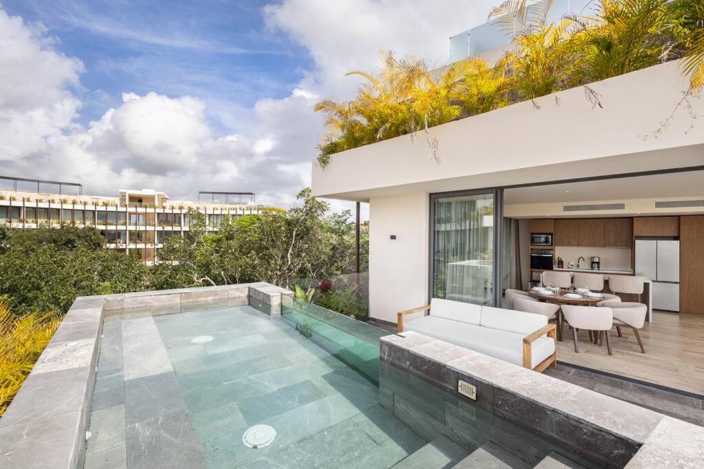 Stunning 2 bd Mistiq PH rooftop private pool — photo 1