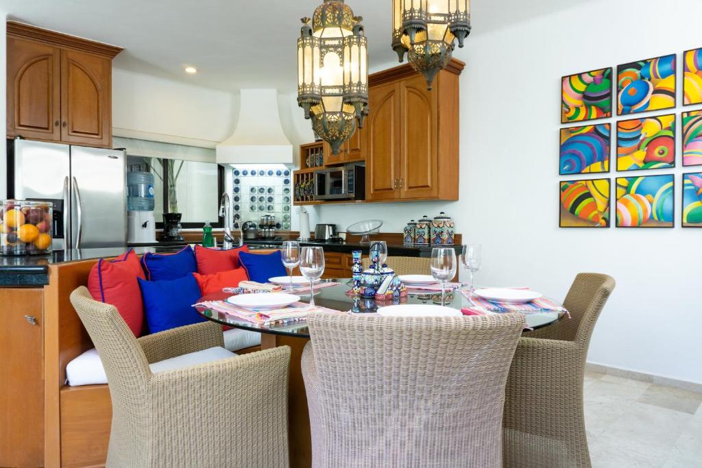 Royal Palms 8 condo — photo 1