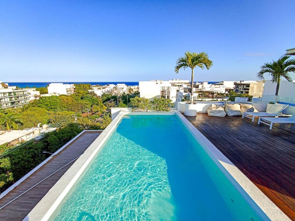 KUMARU - Wide Studio with Sunny Balcony Pool Gym Steps 2 Beach — photo 1