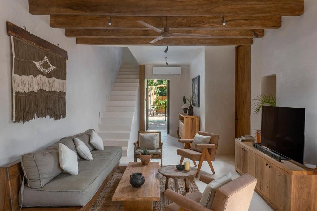 Stylish 3BR Villa with Rooftop Plunge Pool photo 2