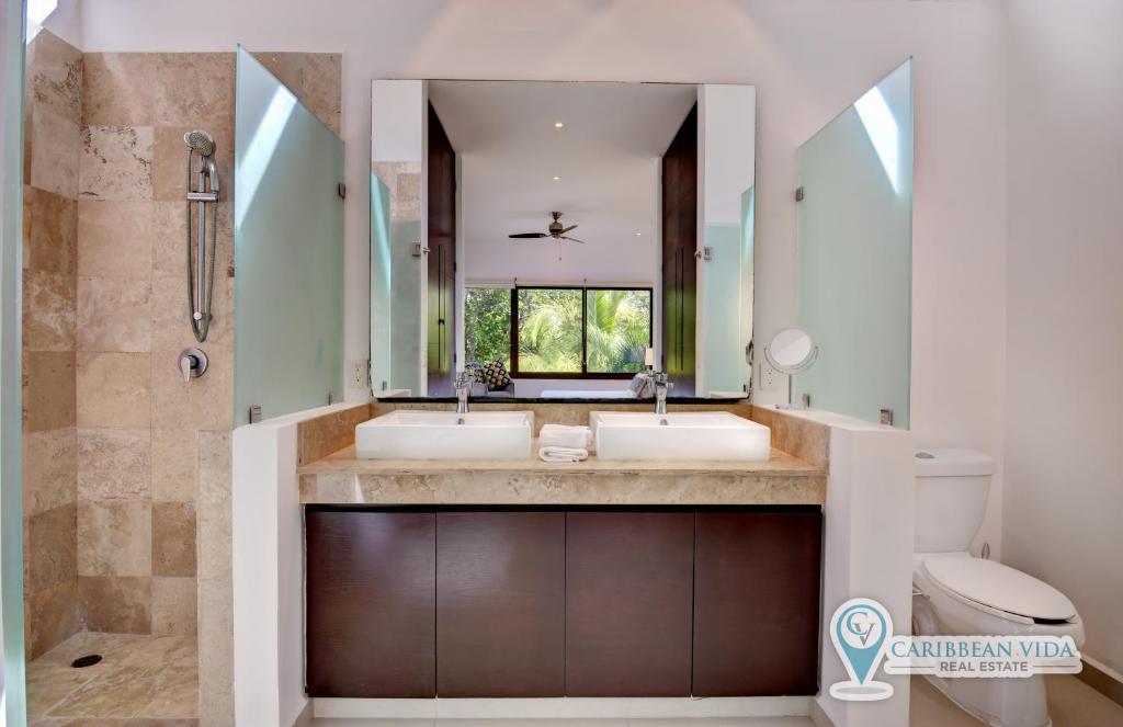 Townhome with private Rooftop & Jacuzzi - Beach across street photo 3