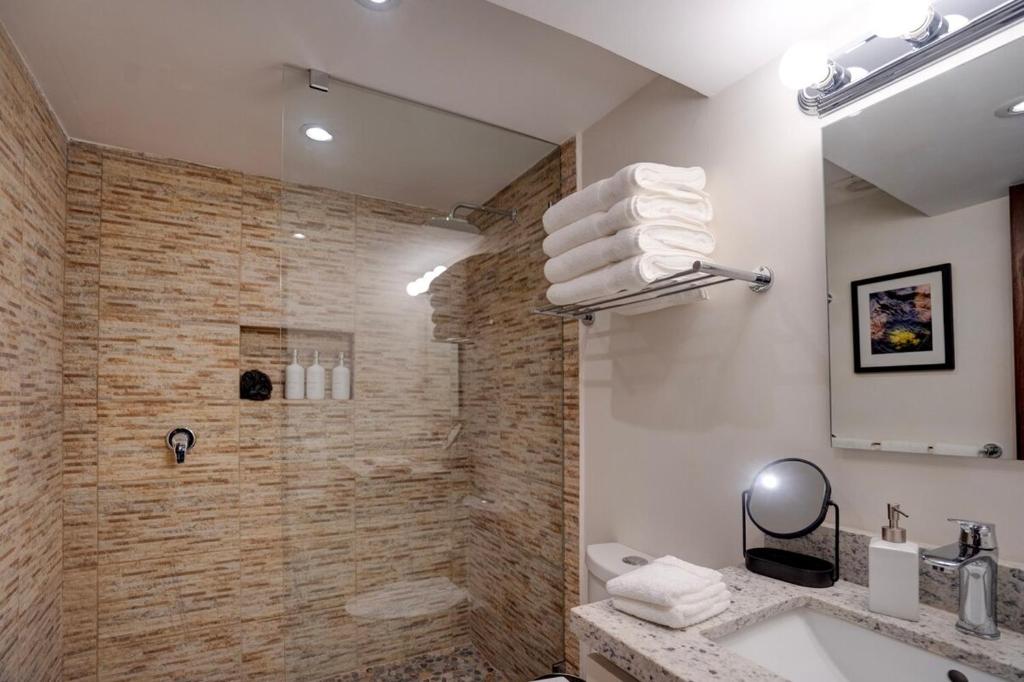 Santuario de la Paz - Newly Modern Renovated Apt photo 3
