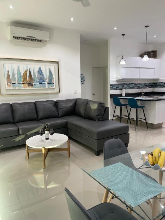 Torre Eme -Stunning bay view & balcony! — photo 1