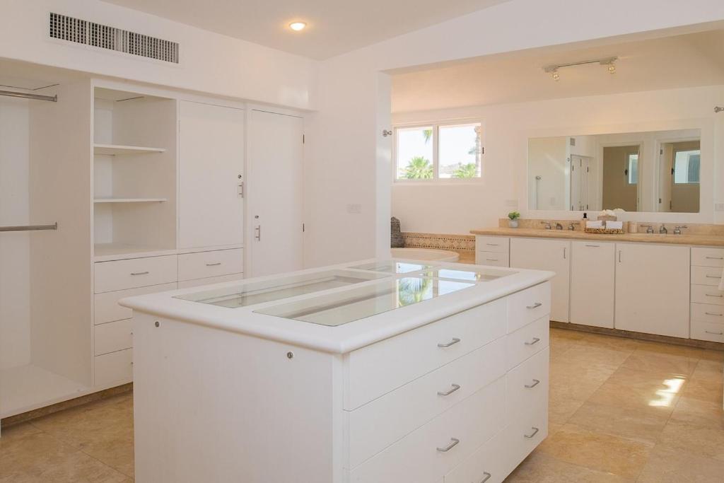 Stunning 6bd Villa in Palmilla! Fully Staffed w Chauffeur and Yacht included! photo 3