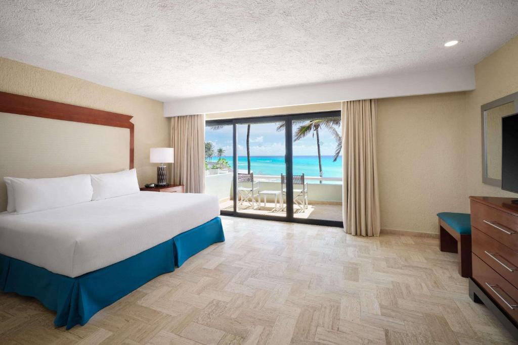 Wyndham Grand Cancun All Inclusive Resort & Villas photo 2